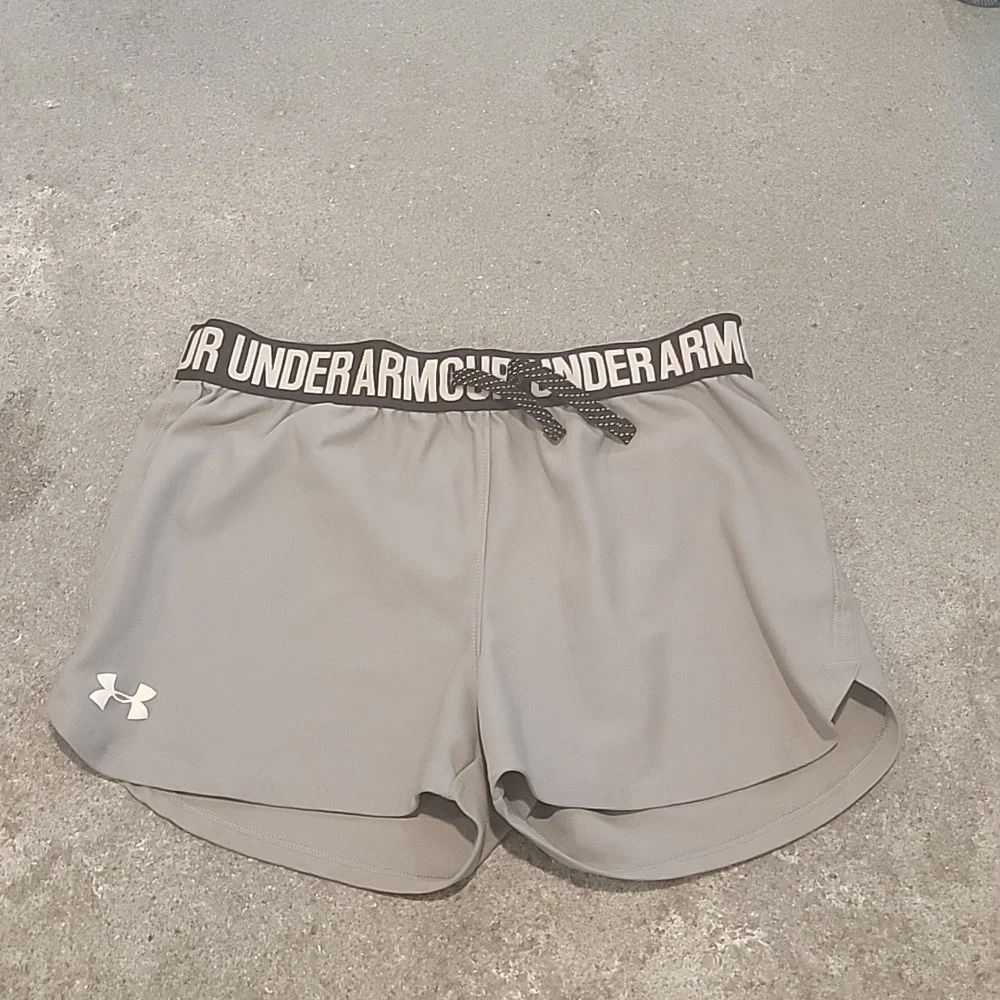 Girls‎ Grey Under Armour Loose Shorts